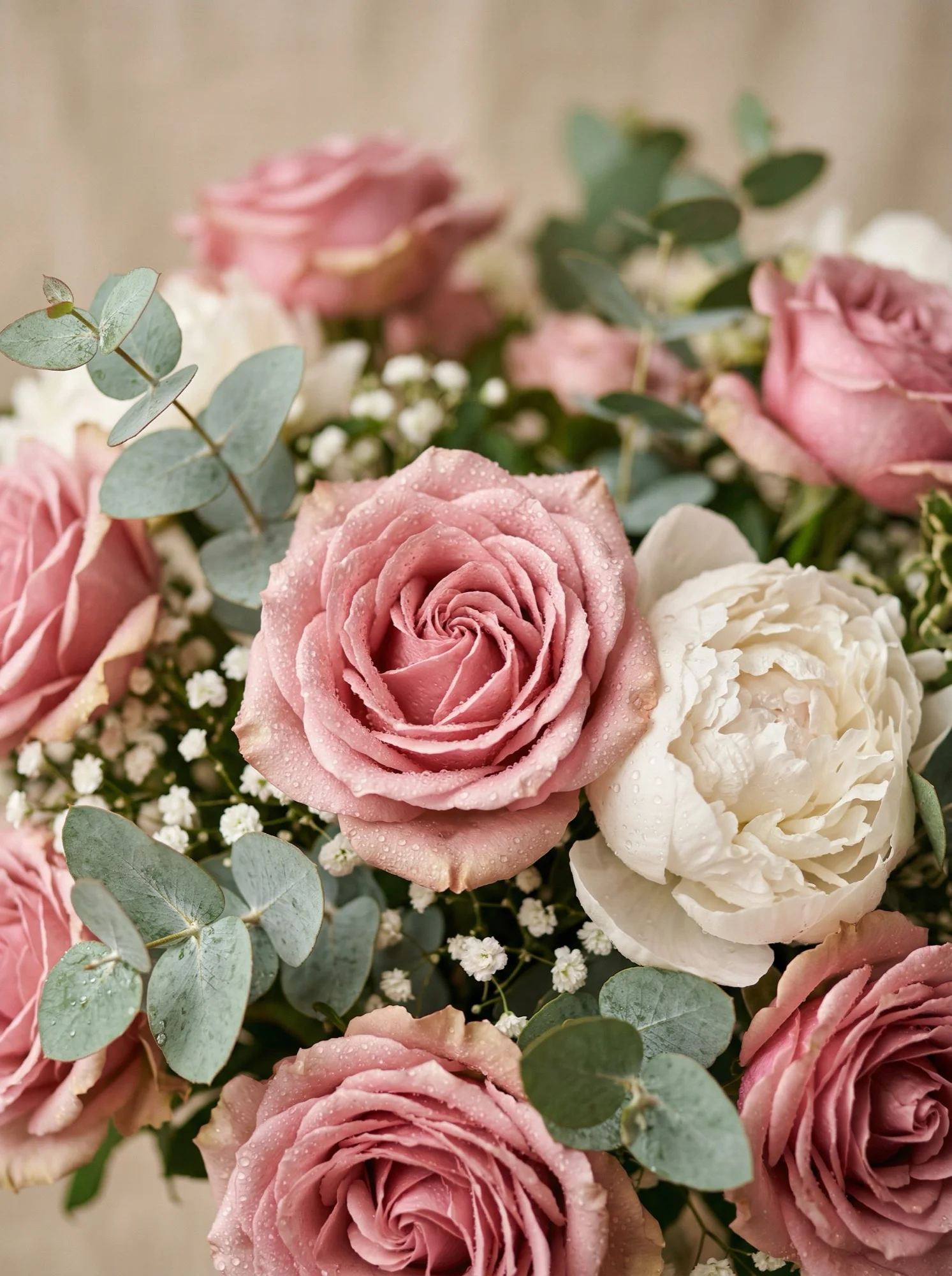 Zbliżenie na kwiaty — róże i piwonie